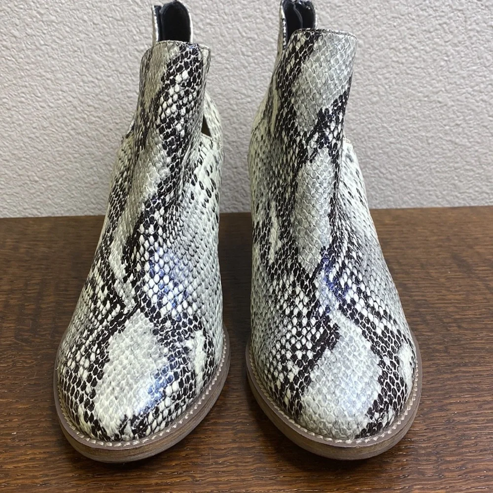 Blondo Waterproof Booties Snakeskin Print NWOT Size 7.5